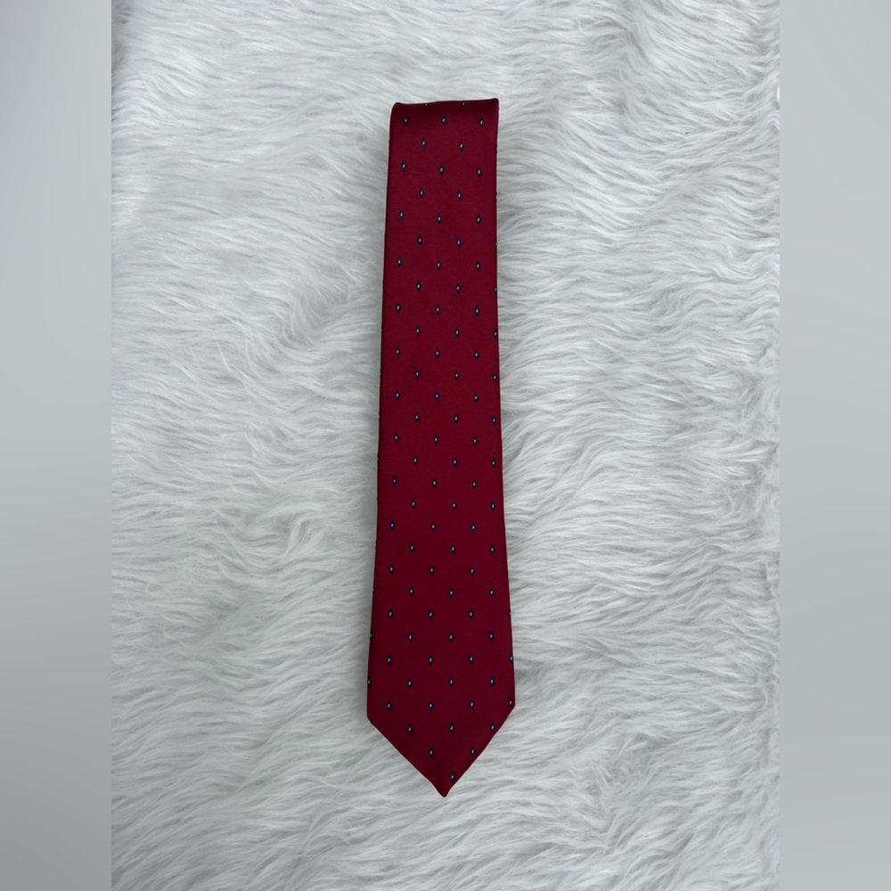 Bristol Bay VTG red with geometric blue shapes polyester men’s neck tie